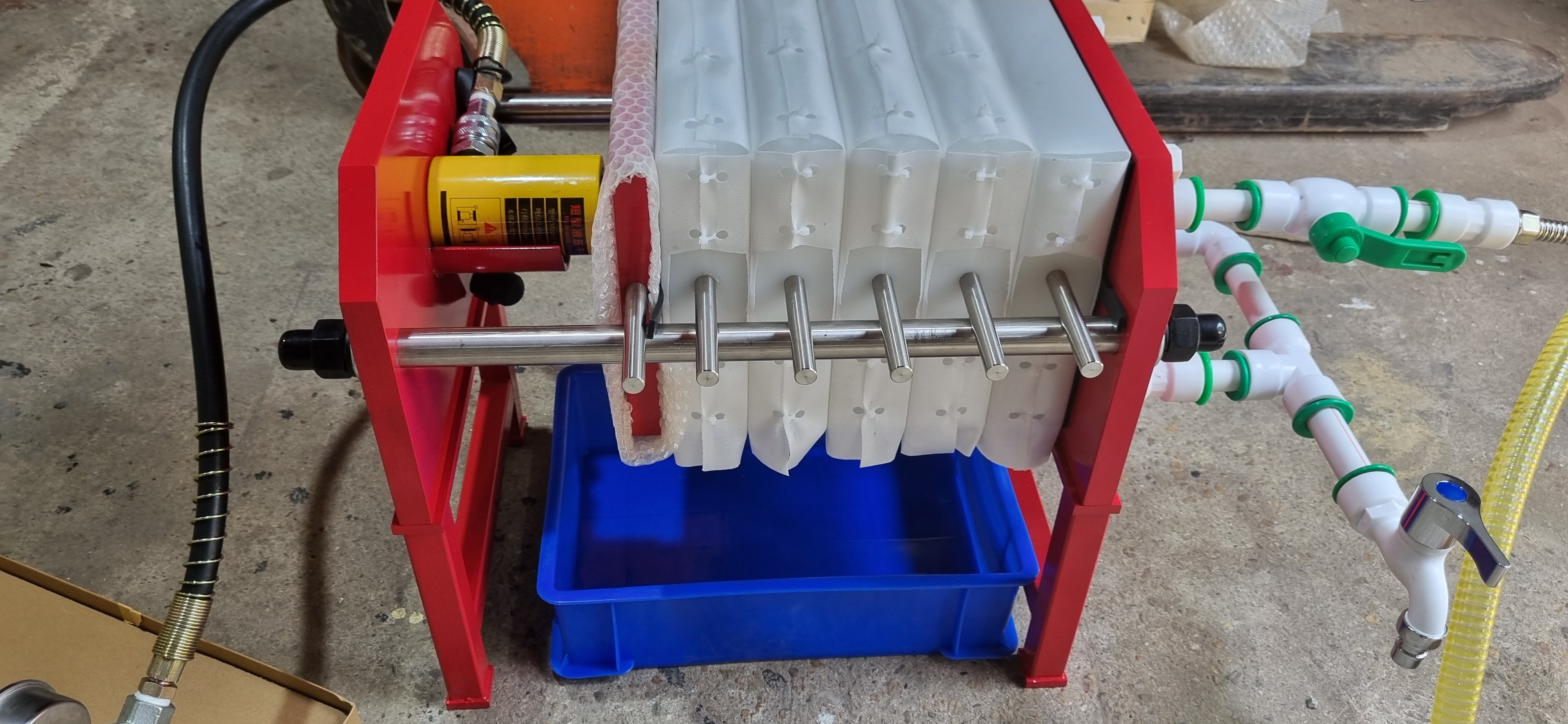 Tại sao phải dùng khí nén để thổi sau khi lọc ép khung bản